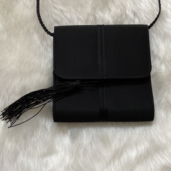 Black tassel makeup brush bag. - Picture 2 of 8